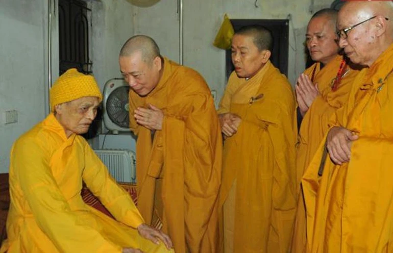 Hòa thượng Thích Bảo Nghiêm và chư tôn đức Ban Trị sự GHPGVN TP.Hà Nội trong một lần trình bạch lên Đức Đệ tam Pháp chủ GHPGVN